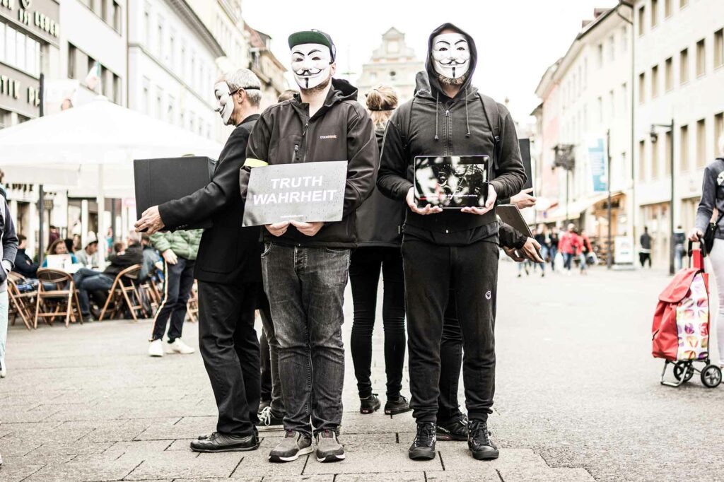 Im Bild ist ein Cube of Truth zu sehen, eine Aktionsform, die dazu dient, das vegane Leben zu verbreiten.